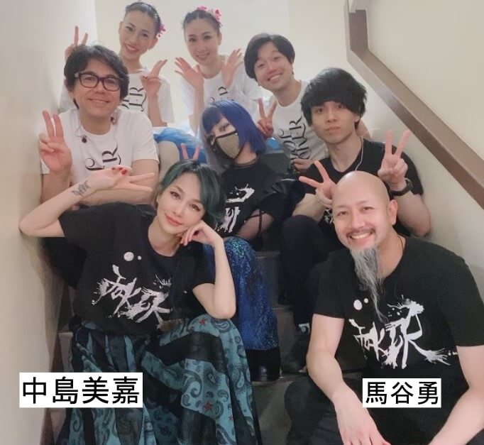 中島美嘉と馬谷勇を含むバンドメンバーの画像