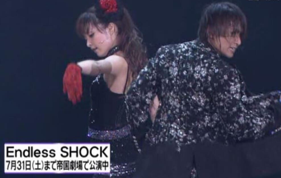 堂本光一と佐藤めぐみが共演した舞台「Endless SHOCK」のステージ画像