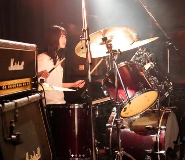 中川紅葉がガールズバンドでドラムをたたいている画像