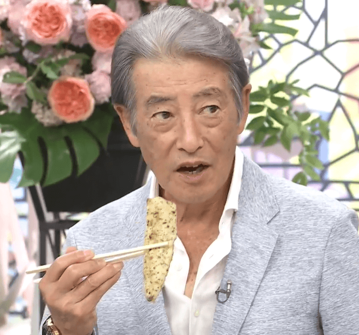 神田正輝が「旅サラダ」の番組出演で試食をしている画像