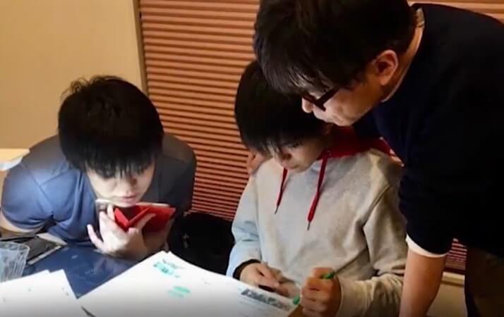 武田真一アナと息子2人が勉強をしている画像