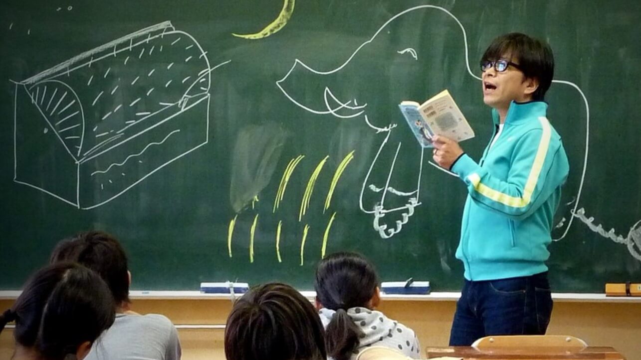 小学校で読み聞かせをする武田真一アナウンサー