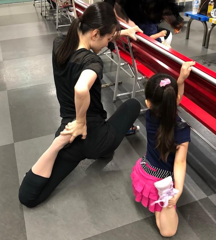 荒川静香さんとスケートの練習をしている長女の画像
