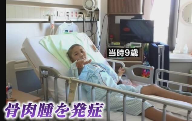 ９歳で骨肉腫を発症し入院しているときの小田凱人(おだときと)選手の画像