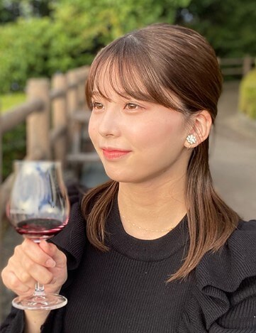 大仁田美咲アナがお酒を飲んでいる写真