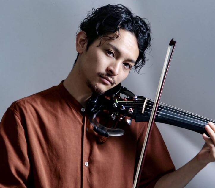 常田大希の兄(俊太郎)がバイオリンを弾いている画像