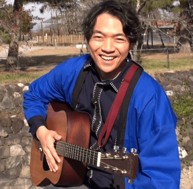 ギターを持っているQuizKnockの伊沢拓司の顔画像